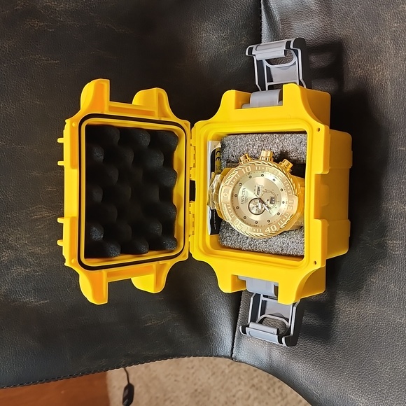 Invicta bolt Gold Lable Diamond accented hour markers 65mm w/one slot dive case - Picture 5 of 5